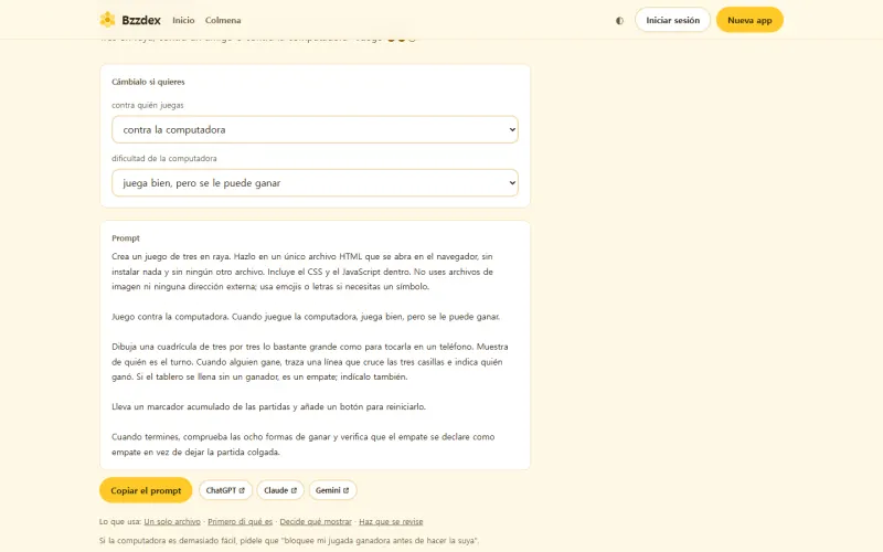 El ejemplo de prompt de tres en raya: menús de rival y dificultad sobre el texto del prompt, con los botones Copiar el prompt, ChatGPT, Claude y Gemini en una fila.
