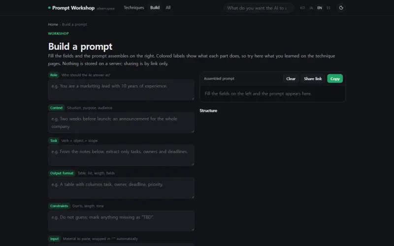 Der Prompt-Baukasten: links Felder für Rolle, Kontext, Aufgabe, Format und Einschränkung; rechts erscheint der zusammengesetzte Prompt.